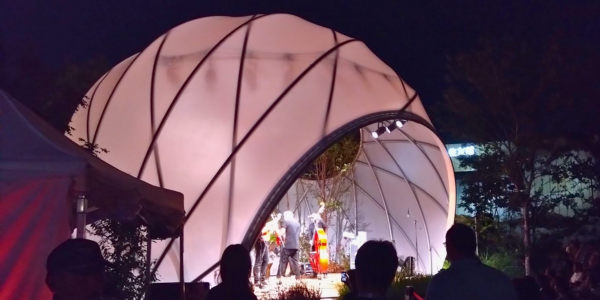 万博　野外ミニステージ　ハンガリー音楽　夜
