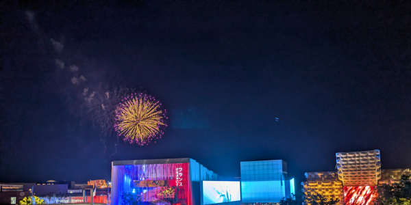 大阪万博　夜景　花火
