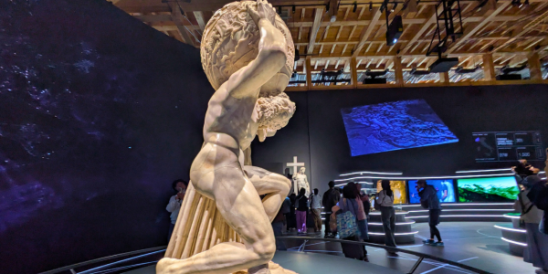 大阪万博 イタリア館 展示 彫刻 天球を支えるアトラス