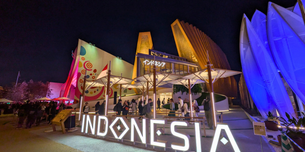 大阪万博 インドネシア館 外観 夜 ライトアップ