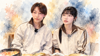 韓国料理店のテーブルに並んで座るきゃにょんと夫のけいと（水彩イラスト）